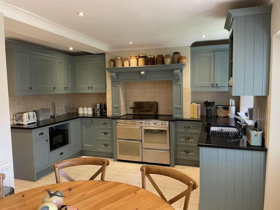 Holly Cottage, 2, Northbrook Park, Farnham-Up To 6 Adults Екстер'єр фото