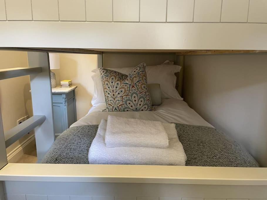 Holly Cottage, 2, Northbrook Park, Farnham-Up To 6 Adults Екстер'єр фото