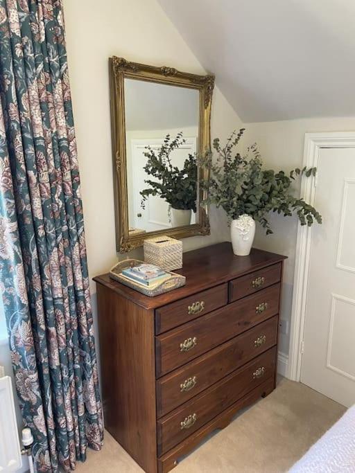 Holly Cottage, 2, Northbrook Park, Farnham-Up To 6 Adults Екстер'єр фото