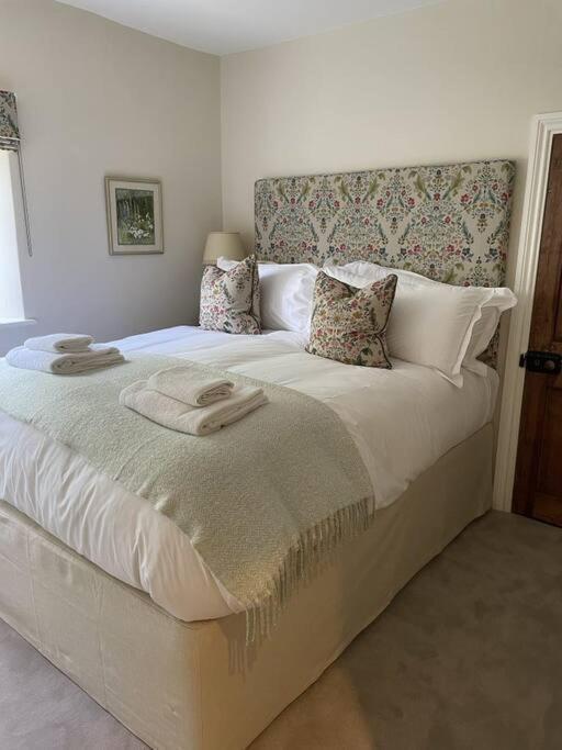 Holly Cottage, 2, Northbrook Park, Farnham-Up To 6 Adults Екстер'єр фото