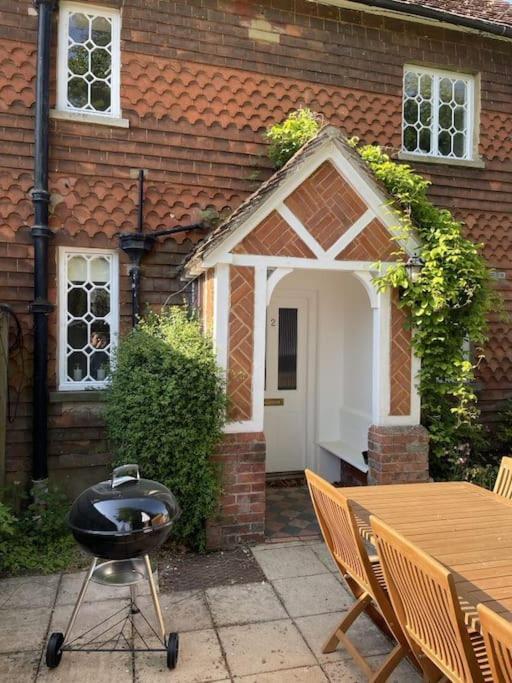 Holly Cottage, 2, Northbrook Park, Farnham-Up To 6 Adults Екстер'єр фото